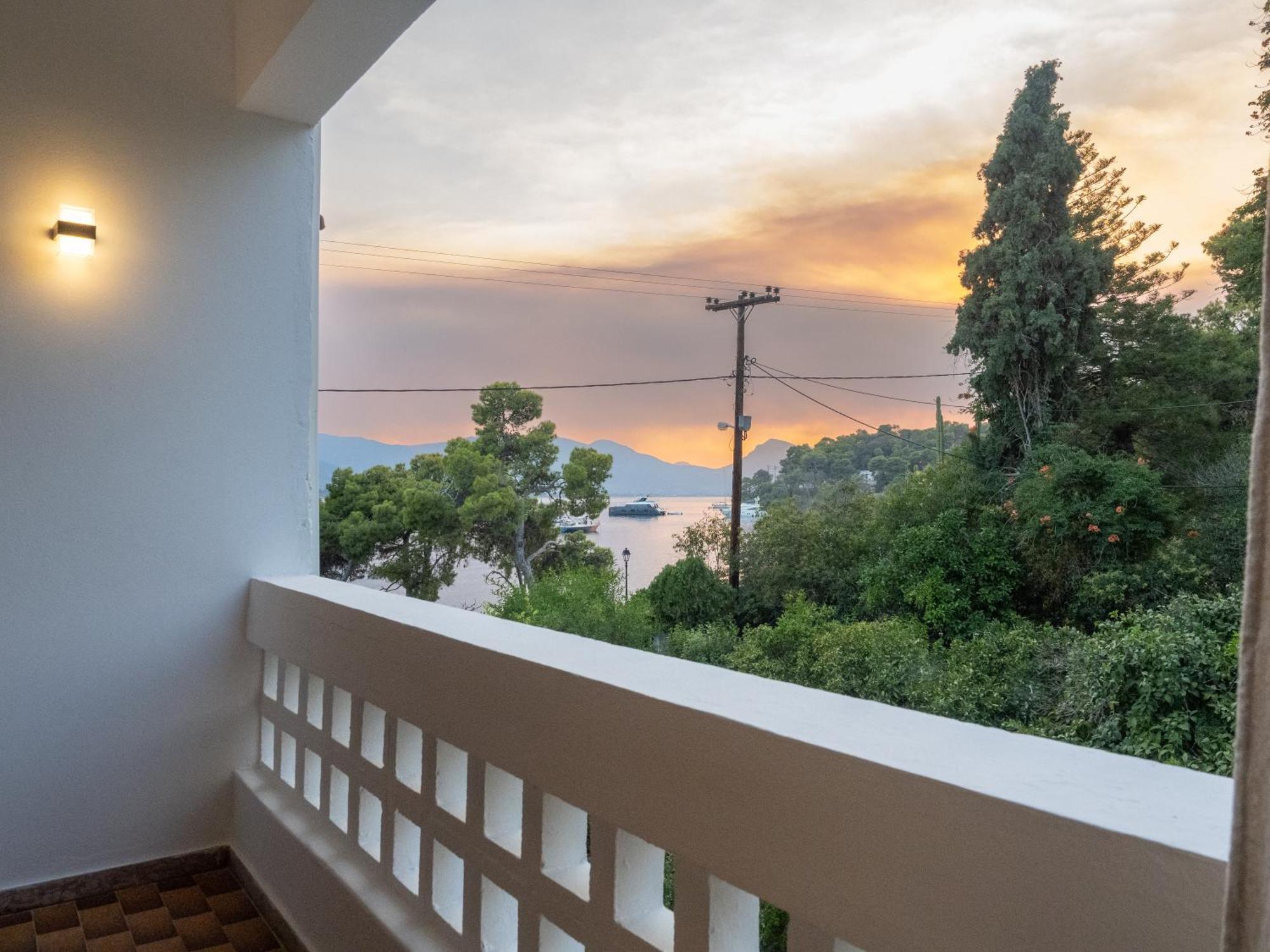 Seaview Apartment - Poros Relaxing Beachfront Flat Poros Town Eksteriør billede